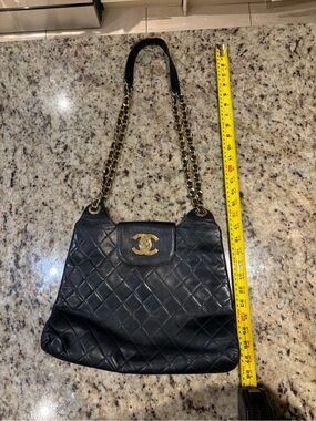 Vintage Chanel black quilted lambskin shoulder bag 24k gold-plated hardware